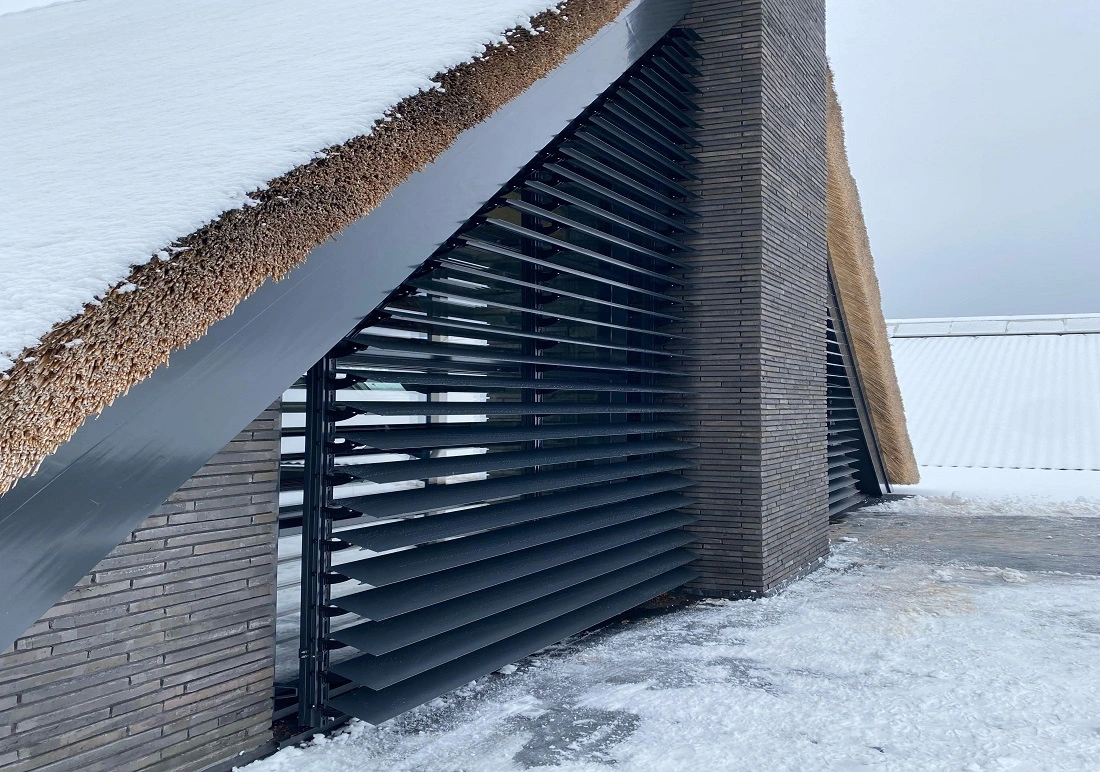 Realisatie van vaste en kantelbare lamellen aluminium Veldman Screens (4)